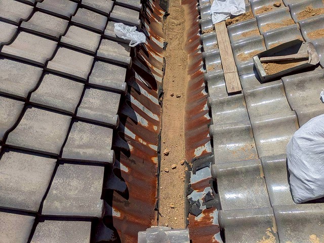 加古川市　錆びた谷板金